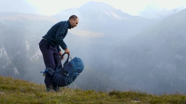 Caminhante Masculino Frente Pico Montanha Caminhante Coloca Uma Mochila Seus — Vídeo de Stock