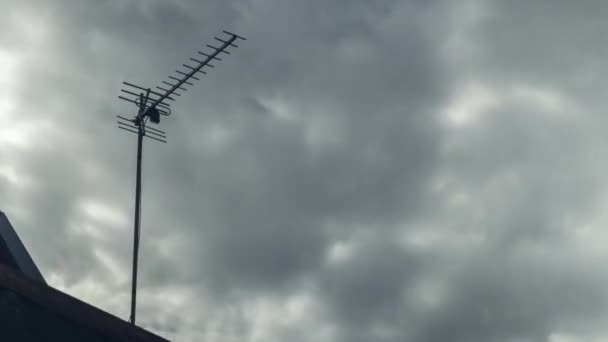 Hızlı Uçan Gri Yağmur Bulutlarının Arka Planına Karşı Televizyon Anteninin — Stok video