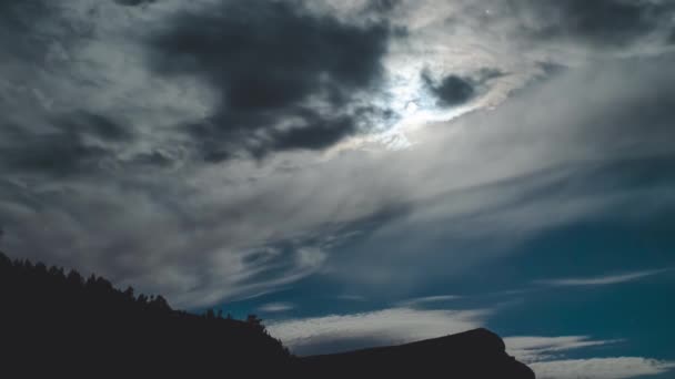 Een Tijdspanne Van Zwarte Grijze Wolken Die Bewegen Tegen Een — Stockvideo