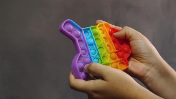 Close Das Mãos Uma Mulher Brincando Com Popit Multicolorido Brinquedo — Vídeo de Stock