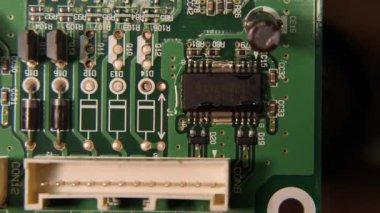 Bir lehimleme istasyonu tarafından ısıtılan elektronik devre kartındaki bir çipin altında kaynamış yüzey akışının yakın çekimi. Elektronik, bilgisayar, telefon ve televizyon tamirhanesi