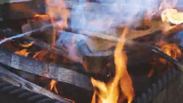 火鉢の燃える木のクローズアップ それから肉はそれらの石炭で焼かれます 裏庭料理のコンセプト — ストック動画