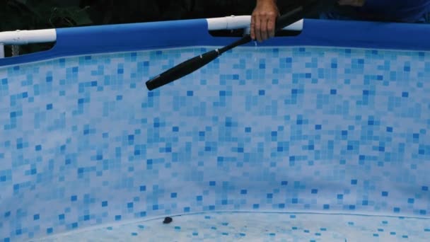 Bir Adamın Elleri Yüksek Basınçlı Bir Silahla Bir Havuzu Yıkıyor — Stok video