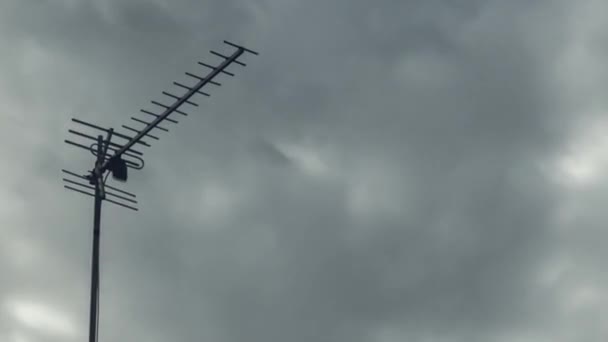 Ένα Timelapse Μιας Τηλεοπτικής Κεραίας Φόντο Γρήγορα Ιπτάμενα Γκρίζα Σύννεφα — Αρχείο Βίντεο