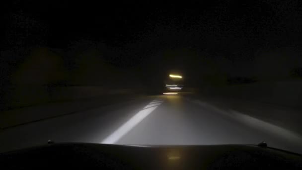 Küçük Bir Kasaba Caddesinde Gece Vakti Araba Trafiği Diğer Arabalardan — Stok video