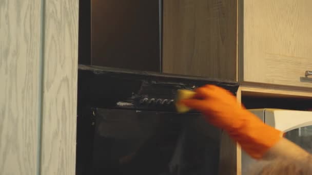 Une Main Femme Dans Gant Orange Éponge Capuchon Cuisine Noir — Video