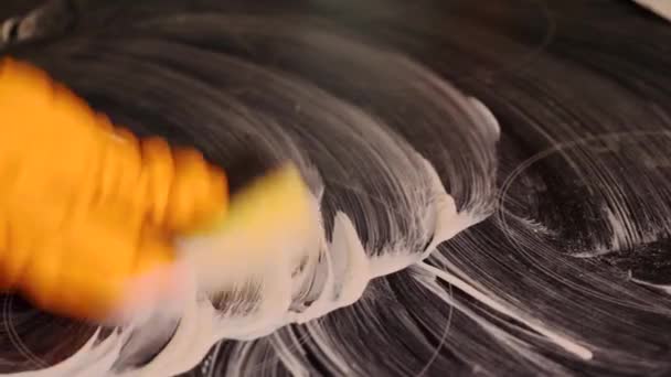 Помаранчева Рукавичка Жовта Губка Миють Варильну Поверхню Допомогою Миючого Засобу — стокове відео
