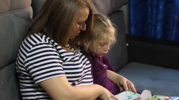 Kobieta Koszulce Paski Dziewczyna Fioletowym Garniturze Czytają Razem Książkę Siedzą — Wideo stockowe