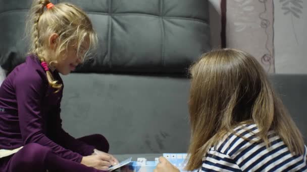 一个白人金发姑娘和一个女人在沙发上玩棋盘游戏 幸福家庭的概念 — 图库视频影像