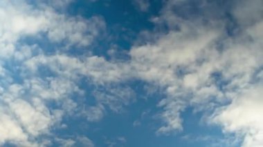 Havadaki beyaz bulutları mavi gökyüzüne karşı zamanlayın.
