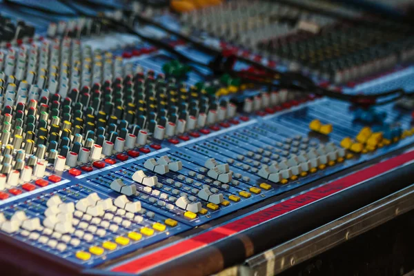 Kayıt konsolu. Bir müzik festivalinde ses mühendisi masasını karıştırıyor.