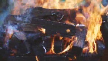 Kesilmiş odun parlak kırmızı bir alev tarafından yutuldu. Yakın plan. Arka bahçe pişirme kavramı