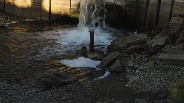 特写的污水排入河的郊区的城市 摄像机由下到上的运动 生态的概念 — 图库视频影像