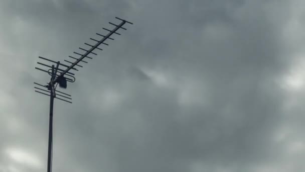 Koyu Gri Yağmur Bulutlarının Arka Planına Karşı Bir Televizyon Anteni — Stok video