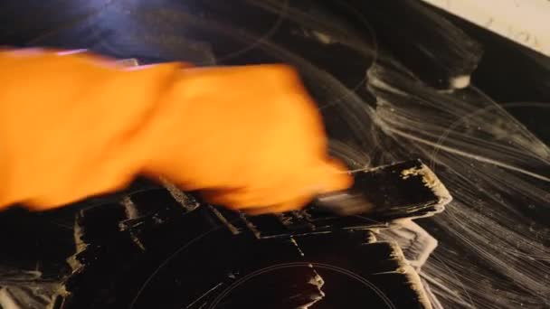 Închiderea Unei Mănuși Portocalii Răzuitor Metalic Care Curăță Vârful Bucate — Videoclip de stoc