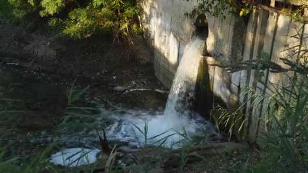 Kanalizasyon Suyu Beton Duvardan Nehre Dökülüyor Çevre Kirliliği Ekoloji Kavramı — Stok video