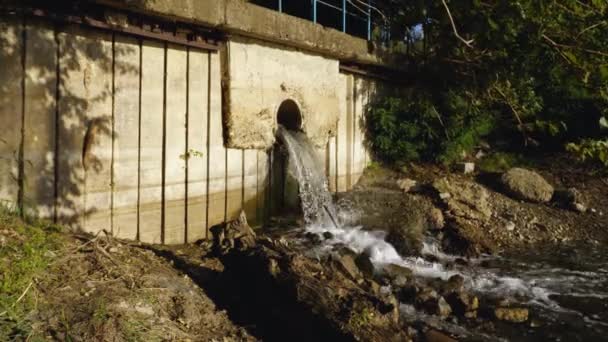 Borudan Şehrin Dışındaki Nehre Kanalizasyon Borusu Boşaltılıyor Ekoloji Kavramı — Stok video