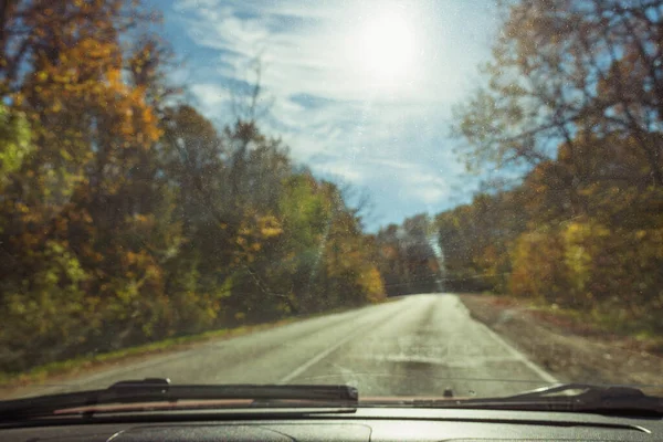 Eine Landstraße Inmitten Eines Herbstlichen Waldes Hintergrund Ein Blauer Himmel — Stockfoto