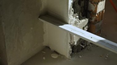 Duvardaki alçıyı özel bir inşaat aletiyle düzleştiriyorum. Oda bitirme konsepti.