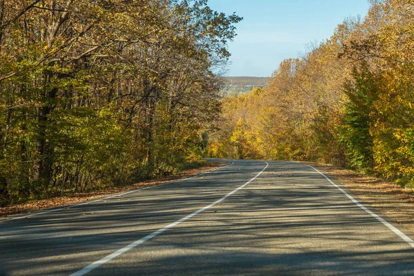 Una Strada Campagna Deserta Con Una Svolta Sinistra Lungo Bordi — Foto Stock