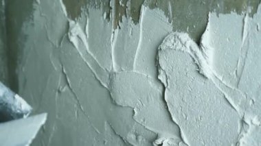 Duvara bir malayla alçı yapıştırmaya yaklaş. Odaları bitirme kavramı