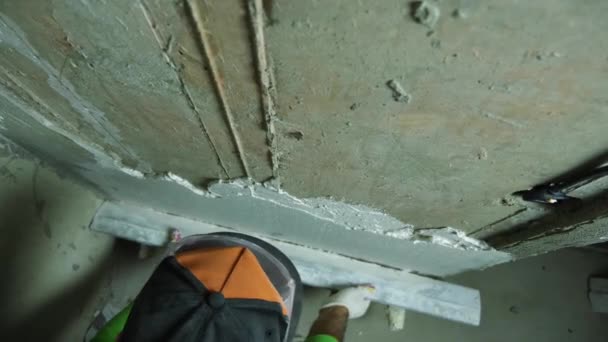 Dekorator Tynkuje Betonową Ścianę Aluminiową Zasadą Widok Góry Widok Bliska — Wideo stockowe