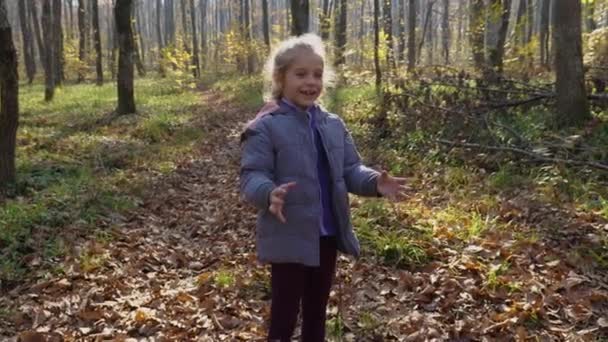 Blont Barn Leker Med Boll Höstskogen Bakgrunden Stupade Löv Och — Stockvideo