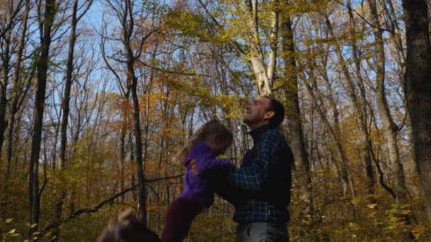 Ein Mann Wirft Ein Kind Einen Herbstlichen Wald Zeitlupe Nahaufnahme — Stockvideo