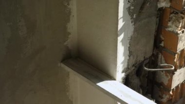 Sıvalı duvarın özel bir inşaat aletiyle yakın konumu. Oda bitirme konsepti