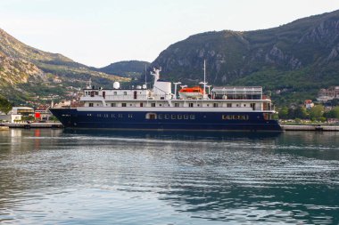 Körfezdeki bir rıhtımda gemi turu. Bir dağın arka planına karşı. Deniz seyahati kavramı