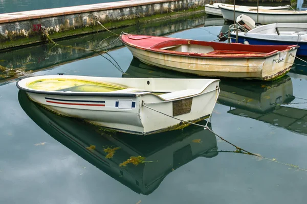 Antiguos Barcos Rojos Blancos Amarrados Con Cuerdas Puerto Agua Mar — Foto de Stock