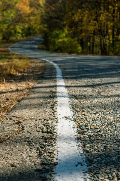 Una Linea Bianca Piena Segni Una Tortuosa Strada Campagna Sullo — Foto Stock