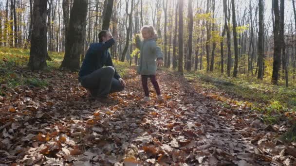 Egy Lány Pacsizik Egy Férfival Miközben Őszi Erdőben Sétál Lassú — Stock videók