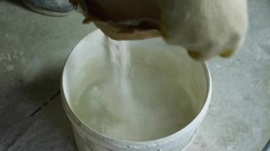 Poşetteki alçıyı bir kova suya boşalt. Oda yenileme konsepti