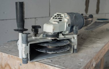 Elektrik döşemek için duvardaki olukları kesmek için iki elmas diski olan el yapımı elektrikli bir alet. Profesyonel stroborez aleti. Yakın plan. Binanın yenilenmesi konsepti
