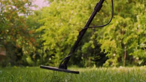 Metallsuche Mit Einem Metalldetektor Auf Einem Gartengrundstück Ein Mann Mit — Stockvideo