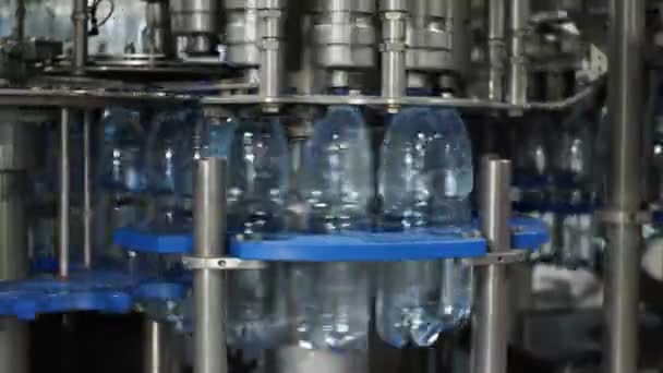 Lavoro Della Tappatrice Plastica Nello Stabilimento Produzione Acqua Minerale Bevande — Video Stock