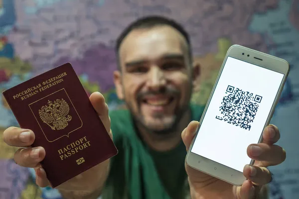 Homem Alegre Uma Camiseta Verde Está Segurando Passaporte Telefone Com — Fotografia de Stock