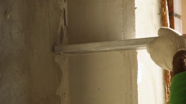 Nahaufnahme Des Nivellierens Einer Wand Mit Frischem Putz Mit Einer — Stockvideo