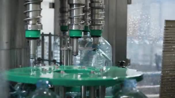 充填機からプラスチック製の5リットルボトルを残すプロセス 食品加工工場での飲料水の生産 — ストック動画