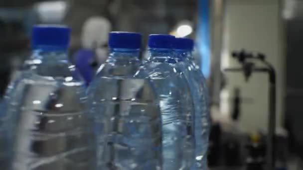 Gros Plan Une Bouteille Eau Plastique Bleue Déplaçant Long Tapis — Video