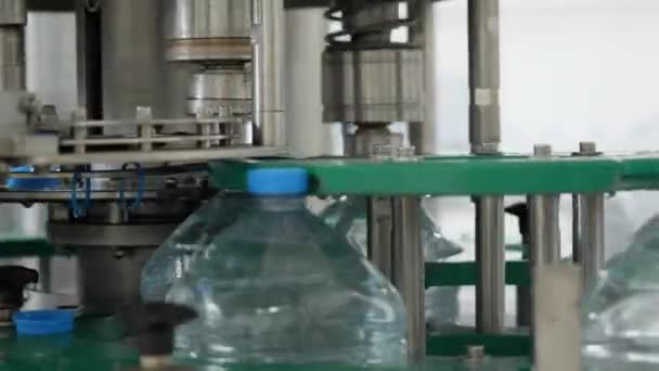 Крупный План Литровых Бутылок Водой Движущихся Вдоль Конвейера Линия Производства — стоковое видео