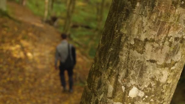 Ein Mann Jogginghose Und Sweatshirt Mit Einer Tasche Auf Der — Stockvideo