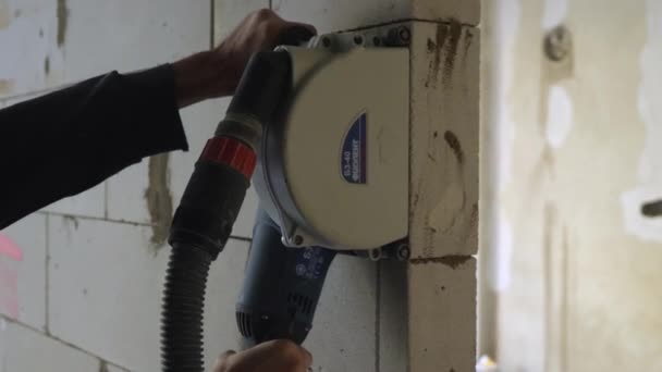 Les Mains Homme Avec Outil Électrique Font Une Rainure Pour — Video