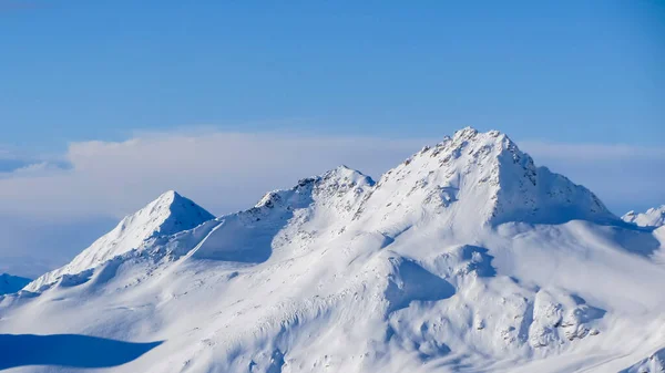 Picchi Montagna Innevati Contro Cielo Blu Nuvole Bellissimo Paesaggio Montano — Foto Stock