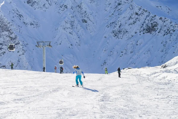 Una Donna Snowboarder Con Capelli Tra Capelli Sta Precipitando Una — Foto Stock
