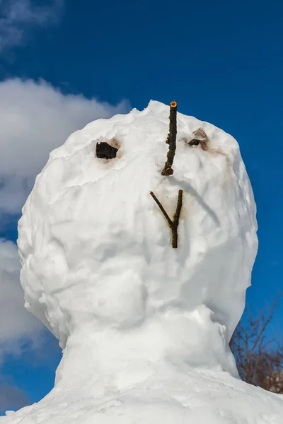 Mavi Bulutlu Gökyüzüne Karşı Kardan Adamın Komik Yüzü Kardan Adamın — Stok fotoğraf
