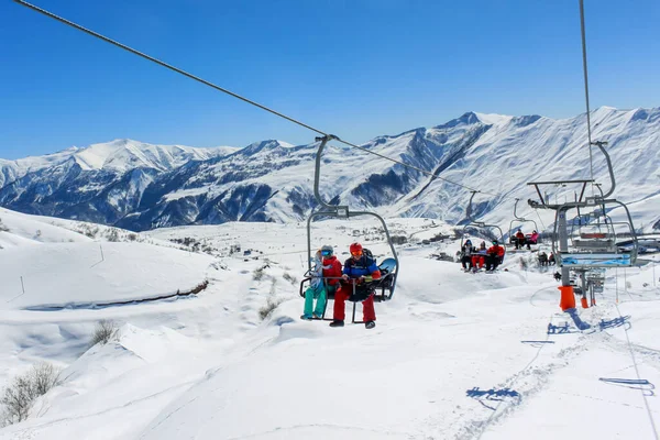 Gente Telesilla Asciende Una Pista Esquí Fondo Nevado Cresta Montaña —  Fotos de Stock
