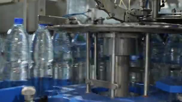 Műanyag Palackok Kimenete Fedőgépből Ásványvíz Üdítőital Előállítására Szolgáló Üzem — Stock videók