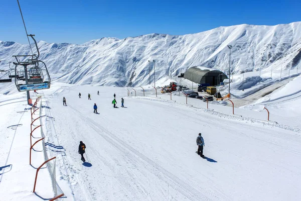 Vista Desde Teleférico Hasta Pista Esquí Con Snowboarders Fondo Hay —  Fotos de Stock